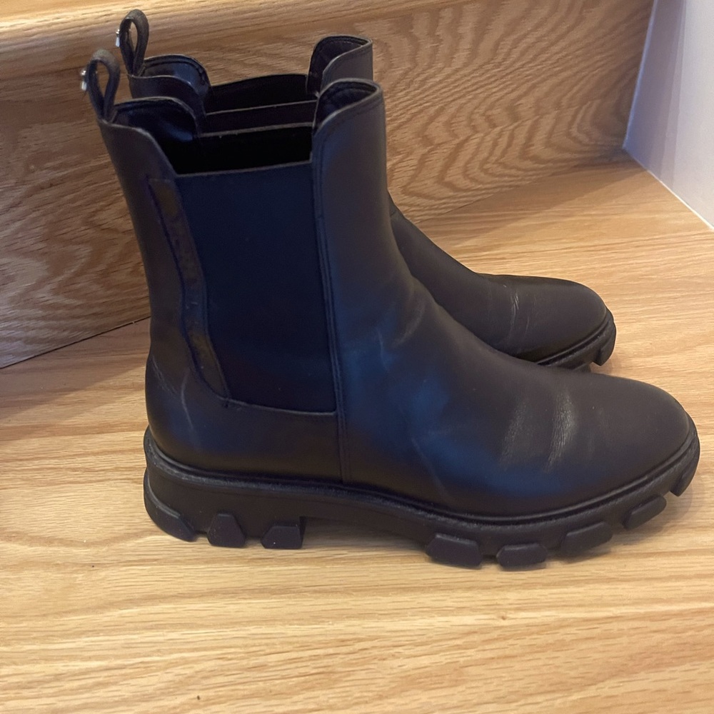Michael kors women’s Black Leather  comfortable booties in size 7.5